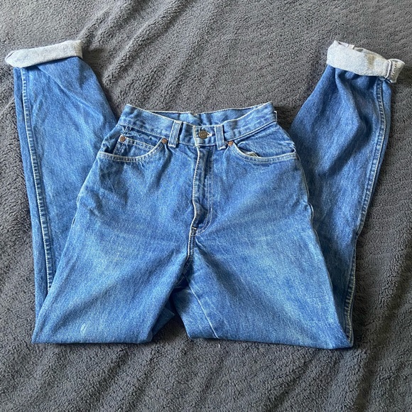 button up levi jeans . high waisted. size 2 - Picture 2 of 3